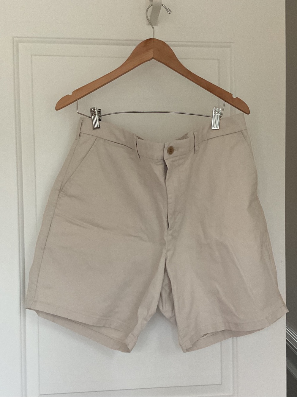 GAP Men's Flat Front Chino Shorts in Light Beige 8 inch.New without tags